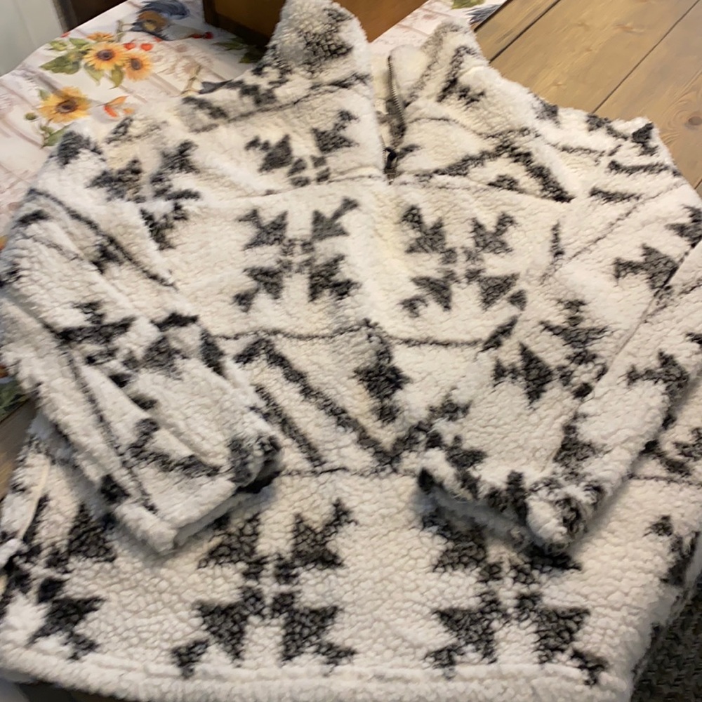 Warm and cozy pullover fleece size large no rips or tears